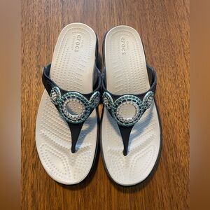 Crocs Sanrah Diamante Wedge Thong Sandals Size 7 Navy Blue Turquoise Medallion